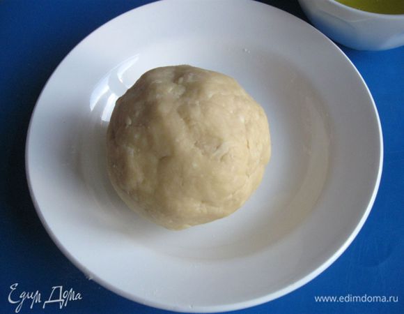 Смешать все ингредиенты для теста. Вода должна быть очень холодной. Оформить тесто в шар. Завернуть в пленку. Положить в холодильник на 30 минут.