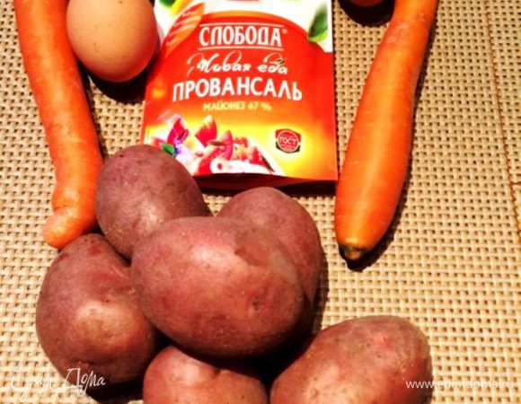 Это наши основные ингредиенты. 
Тщательно моем картофель, яйца и морковь. 