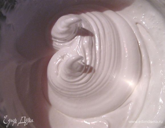 Взять миску с белками. Важно, чтобы желток не попал в миску, иначе меренги не взобьются. Чем больше будет миска для взбивания белков, тем лучше, так как в массу при взбивании попадает больше воздуха, соответственно воздушнее, нежнее и больше получится меренга. Белки взбить миксером до пиков, постепенно добавляя сахарную пудру (не переставая взбивать). Это поможет смеси оставаться очень густой. Холодный белок взбивается быстрее, имеет плотную структуру, при нагревании быстрее теряет форму, чем взбитые белки комнатной температуры. 
