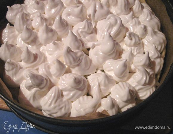 На основу из теста положить равномерно курд. Сверху ложкой (или с помощью кондитерского мешка) распределить взбитые белки. Поставить форму с лимонным пирогом в духовку на 20 — 25  минут до полной готовности. 