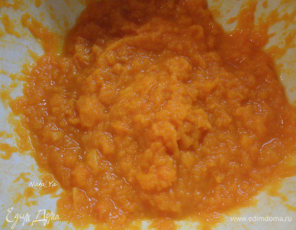 Приготовим пюре из запеченной тыквы с помощью фуд-процессора или толкушки.
Готовое остывшее пюре можно разложить по контейнерам и заморозить.