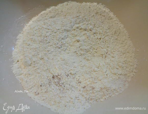 В миске смешаем сухие ингредиенты: муку, соль, разрыхлитель и мускатный орех.