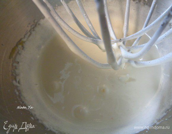 Взобьем яйца с сахаром в пышную пену.