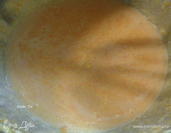 Вмешаем тыквенное пюре.