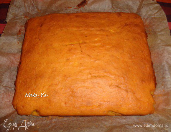 Поставим выпекаться в разогретую до 180°С духовку примерно на 35 — 45 минут.
У меня квадратная форма размером 23 на 28 см.