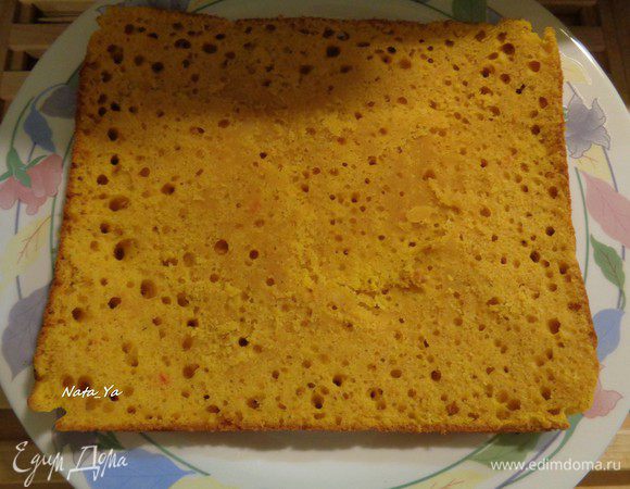 Бисквит полностью остудим и разрежем на 2 коржа.