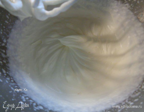 Для крема взобьем хорошо сливки.