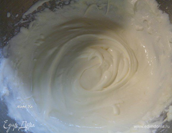 Аккуратно вмешаем к сливкам сливочный сыр и сахарную пудру.