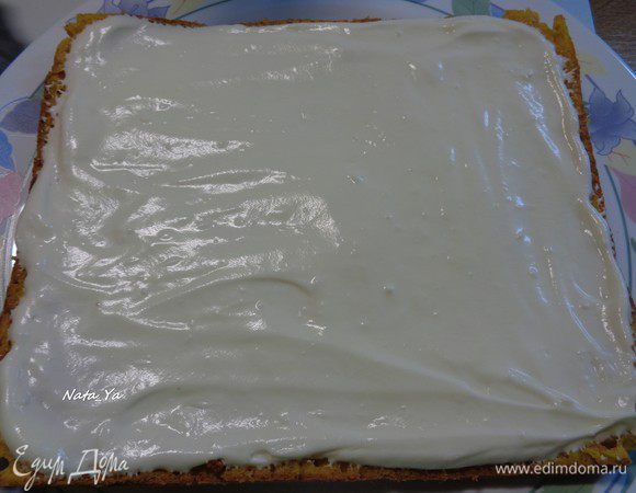 Покроем кремом нижний корж.