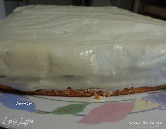 Накроем вторым коржом и тоже смажем кремом сверху и по бокам.