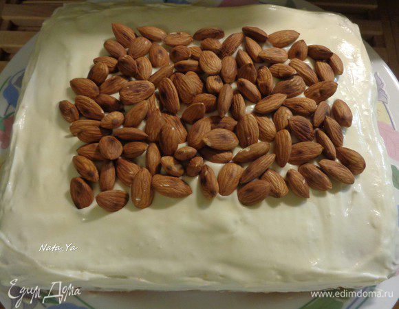 Украсим миндалем верх.