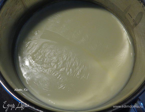 Для соленой карамели доведем до кипения сливки и будем держать их на плите горячими.