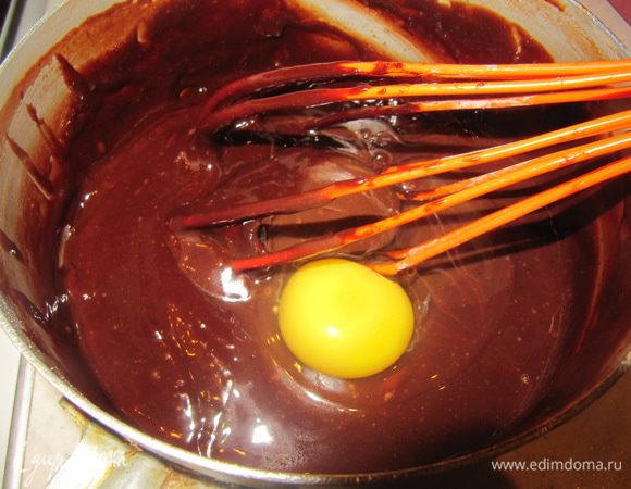 Ввести по одному яйца, каждый раз хорошо перемешивая венчиком.