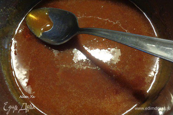 В кастрюле с толстым дном растопим сахар, добавляя его понемногу. Он должен весь растаять и стать коричневым, глубокого янтарного цвета. Важно не пережечь сахар, иначе карамель будет горчить.