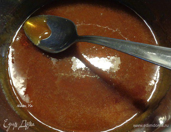 В кастрюле с толстым дном растопим сахар, добавляя его понемногу. Он должен весь растаять и стать коричневым, глубокого янтарного цвета. Важно не пережечь сахар, иначе карамель будет горчить.