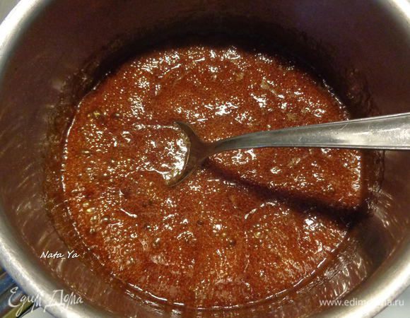 Теперь добавим масло, постоянно помешивая, затем горячие сливки. Сливки должны быть действительно сильно горячими, иначе при вливании их в карамель может произойти бурная реакция (можно ошпариться). 