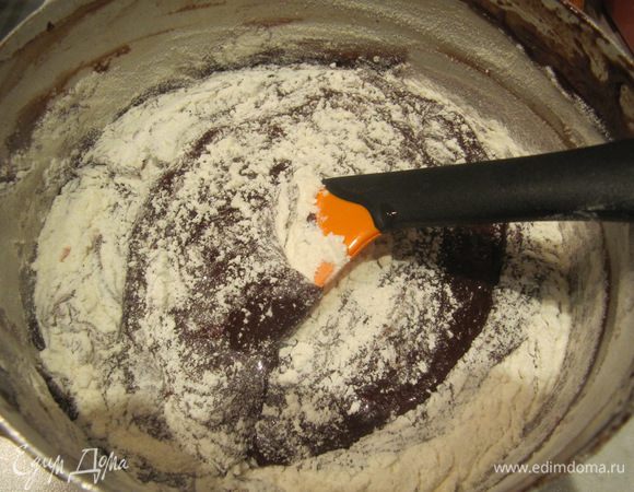 Добавить просеянную муку и хорошо перемешать.