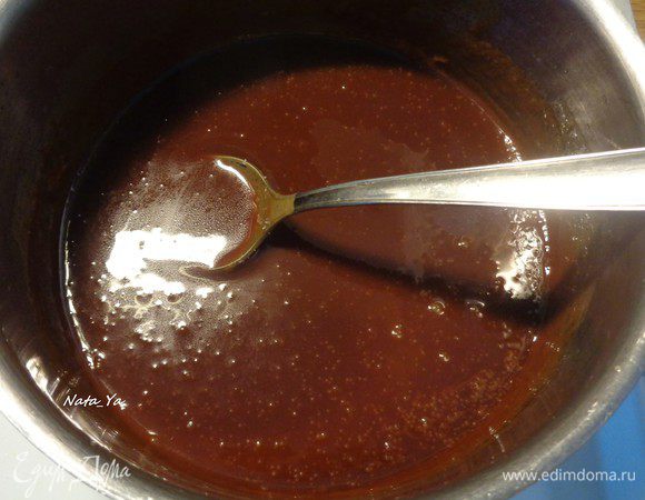 Варим карамель до 103°C. Снимем с огня и добавим крупную морскую соль.
Карамели нужно дать полностью остыть.
Карамель можно хранить в холодильнике в течение недели. Дольше хранить не рекомендую, так как используются свежие сливки. В холодильнике карамель станет более плотной, но при легком нагреве опять размягчится и станет текучей по структуре.