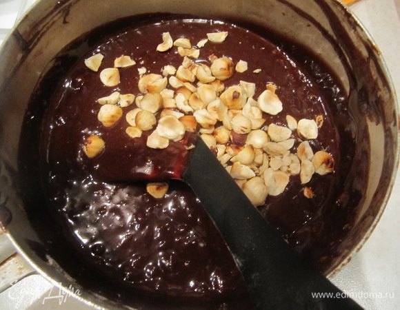 В два-три приема ввести орехи.