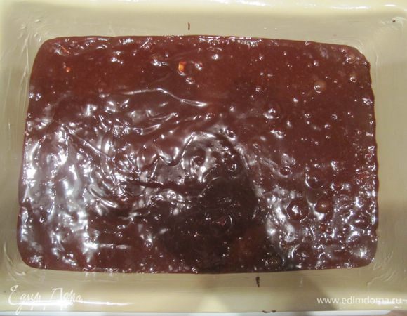 Вылить тесто в форму, предварительно смазанную сливочным маслом и слегка присыпанную мукой. Выпекать при температуре 180°С 20 — 25 минут. Главное — не пересушить брауни в духовке. Текстура должна остаться влажноватой и сочной.