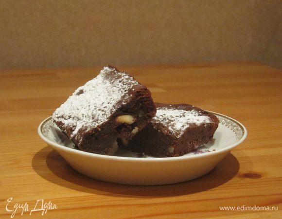 Присыпать сахарной пудрой и разрезать на квадратные кусочки.
Приятного аппетита!