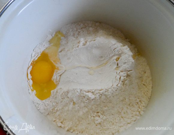В миску просеиваем муку, добавляем яйцо. 
