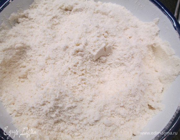 Смешиваем сухие ингредиенты, добавляем прессованные дрожжи и растительное масло. Хорошенько перетираем, оставляем при комнатной температуре на 1 час.