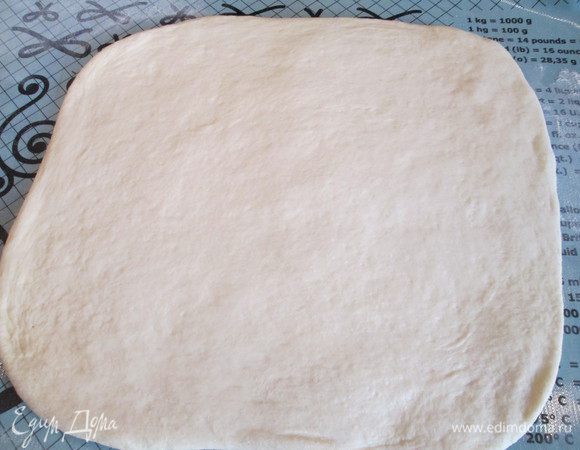 Утром достаем из холодильника тесто и даем ему согреться полчаса на столе, затем нужно разделить его на две части. Я  решила сделать одну пухленькую.
Пока греется тесто, готовим начинку: режем на  кусочки бекон и обжариваем. Натираем сыр на крупной терке.
Начинаем работать с тестом: тонко раскатываем скалкой, затем растягиваем руками.