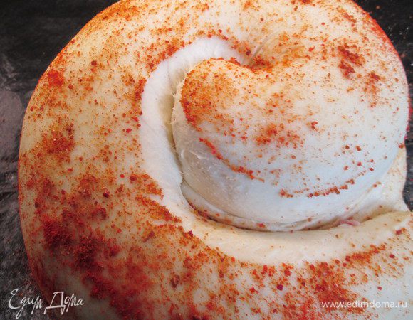 Поднявшуюся пиццу отправляем в духовку, нагретую до 200°С.