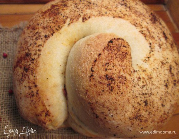 Доводим пиццу до готовности, остужаем на решетке.