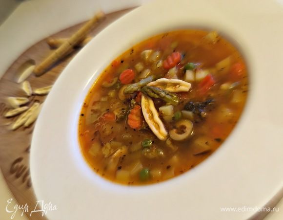 Варим минестроне до готовности картофеля. Где-то за 7 минут до окончания варки нужно добавить пасту (я выбрала чикателли), горошек и спаржу.  Солим, перчим, «чесночим» и добавляем любимы итальянские травы по вкусу и своему усмотрению.
Если вдруг на поверхности супа останется масло, снять обязательно, стебель брокколи извлечь. 
Я подавала с итальянскими палочками.
Приятного аппетита!
