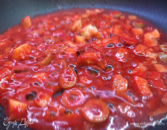 Хорошенько смешиваем и заливаем водой. Тушим около 3-х минут. Выкладываем в суп. 