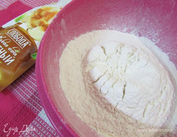 Просеять муку и разрыхлитель.
