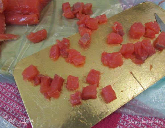 Слабосоленую семгу (форель, горбушу, кету) нарезать небольшими кусочками.