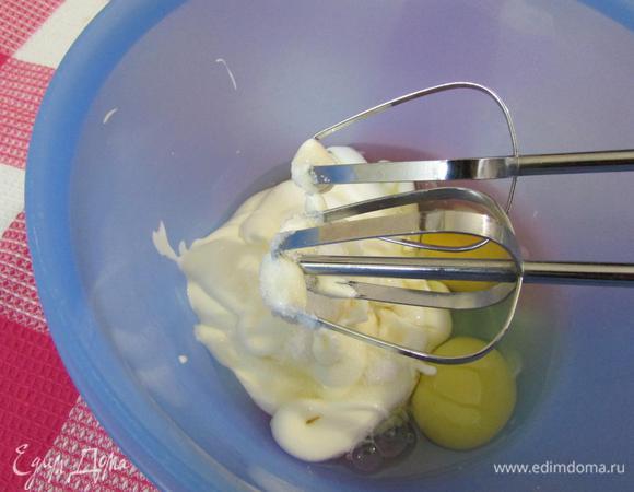 В миске соединить майонез-соус ТМ «Слобода» Постный (этот соус очень хорошо подходит для теста — легкий, на растительном масле, с приятным вкусом), яйца и сахар. Взбить венчиком до однородности.