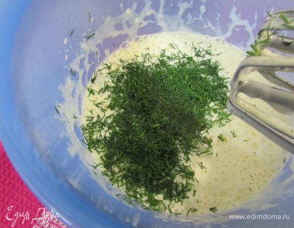 Добавить укроп, растительное масло и лимонный сок. Перемешать.