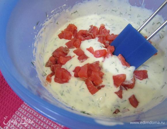 Затем — семгу. Перемешать.