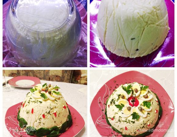 Вынимаем салат из холодильника, накрываем блюдом, на котором подавать будем салат, и переворачиваем, освобождаем от пленки и украшаем по своему желанию и фантазии. У меня перепелиные яйца, зелень, каперсы.