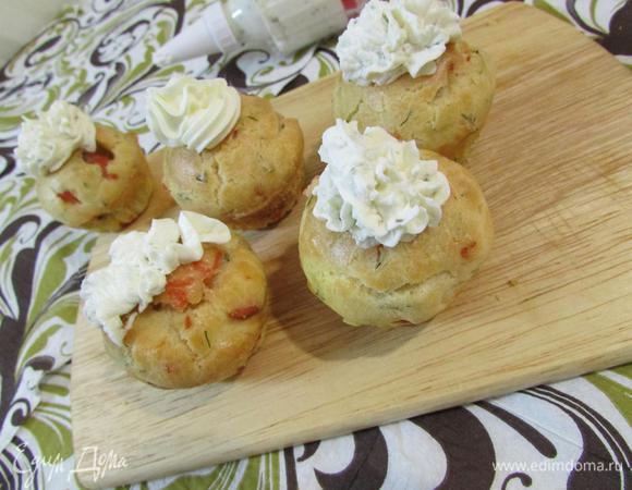 Маффины извлечь из формы, дать остыть и украсить сливочным сыром и красной икрой (но этого можно не делать, они и так очень вкусные).