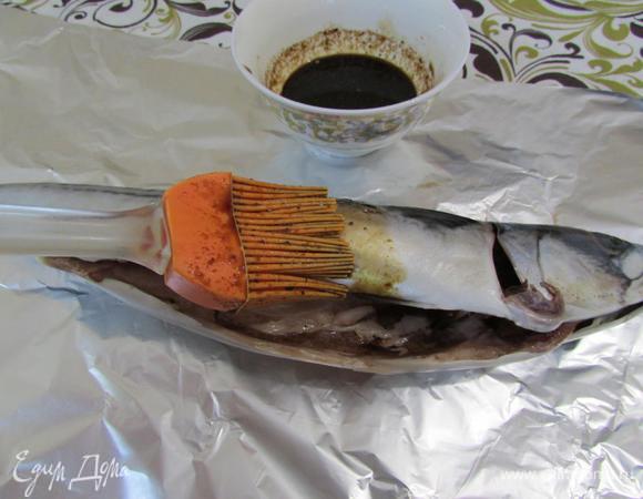 Скумбрию выпотрошить, удалить жабры, хорошо промыть под водой. Обсушить и смазать маринадом внутри и со всех сторон. Использовать весь маринад. Рыбу завернуть в фольгу и запекать в разогретой духовке (180°С) 35 — 40 минут. Рыбу остудить в фольге. 