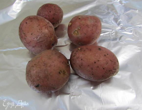 Картофель помыть, обсушить, завернуть в фольгу. Запекать в духовке до готовности. Дать остыть.