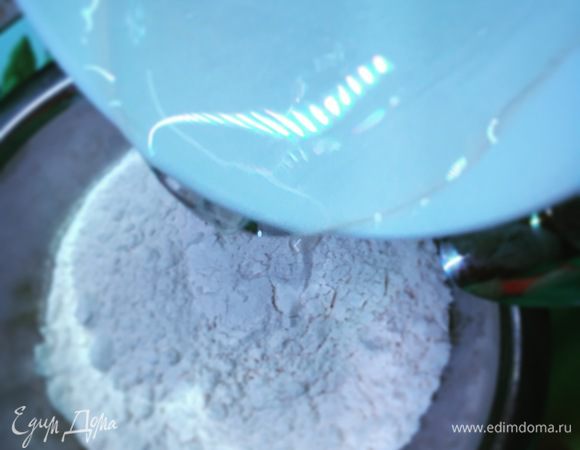 Я люблю тесто для пиццы делать так: часть муки 250 г +соль+дрожжи, смешиваем, добавляем воду с ложкой масла, замешиваем ложкой жидковатое тесто, как только вода «впиталась», добавляем остальную муку и вымешиваем уже руками.