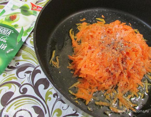Тем временем морковь почистить, натереть на крупной терке. Припустить на растительном масле, слегка присолить, поперчить и посыпать сахаром. Дать остыть.