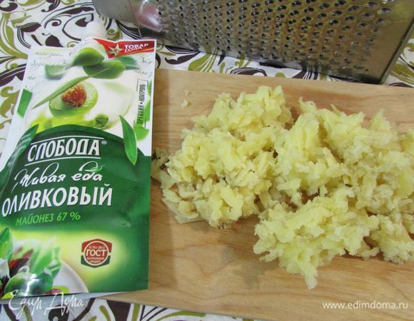 Картофель почистить. Натереть на крупной терке.