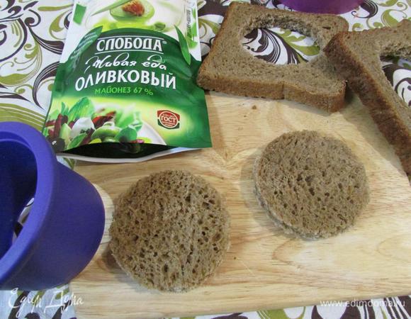 Формочкой вырезать из хлеба 6 кружков.