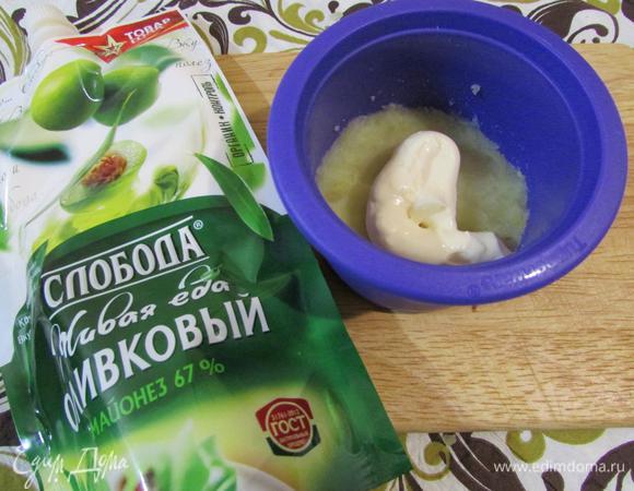 Хлеб поместить в формочку. И выложить все подготовленные ингредиенты слоями: картофель-майонез «Слобода» Оливковый; морковь-лук-майонез; скумбрия-майонез; морковь.