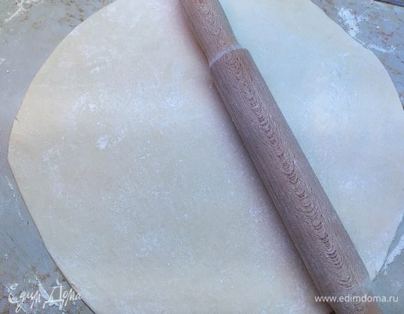 Подошедшее тесто раскатываем, добавляя понемногу муки, чтобы тесто не липло к рукам. Должен получиться круг.