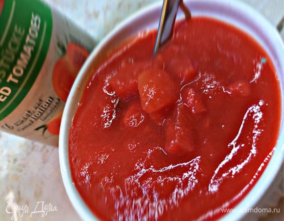 Готовим соус. Я люблю делать из свежих томатов, но под рукой оказалась только баночка с томатами в собственном соку (просто резанные помидоры, без добавления чего бы то ни было еще, даже соли), такие томаты и сами итальянцы прекрасно используют даже больше, чем свежие.  Так вот, в готовые резанные помидоры добавляем соль, перец, сушеный чеснок из мельнички, базилик, розмарин и чили.