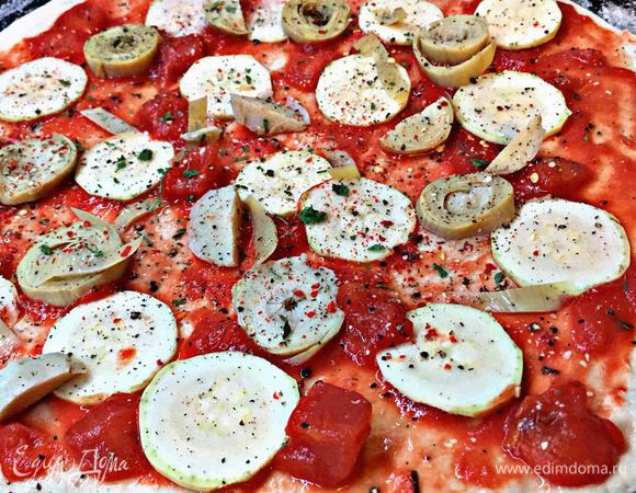 Далее выкладываем равномерно начинку, посыпаем травами. Ставим пиццу в разогретую духовку (мощность должна быть максимальной). И выпекаем не более 5-ти минут. Духовки у всех разные, следите. Пицца готова, когда края начали подрумяниваться, но не превратились в сухарь.