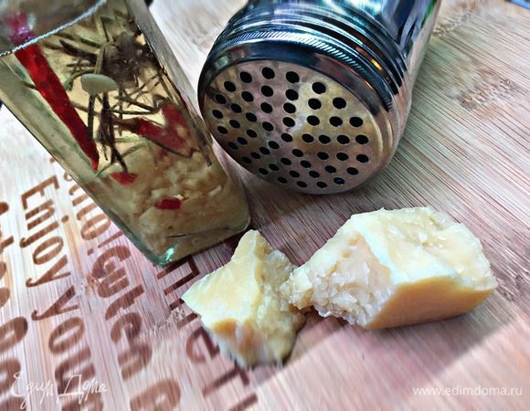 Готовую пиццу укладываем на специальную тарелку, режем на равные треугольнички специальным ножом. Немного сбрызнем чесночным маслом или просто оливковым, посыпаем пармезаном. 